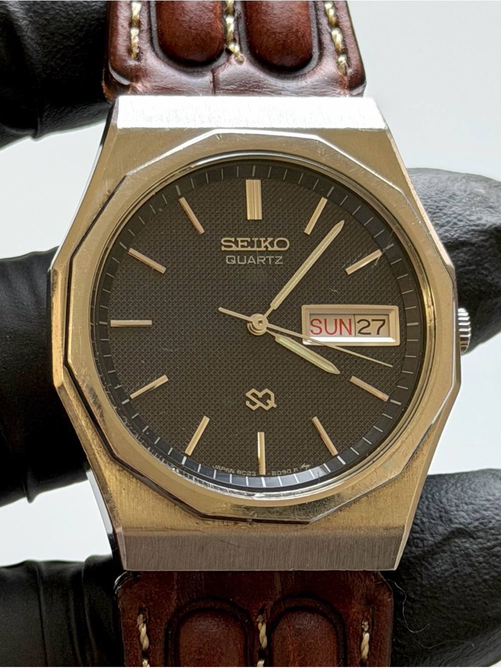 Seiko SQ 8C23-6059 Black Waffle Dial Day-Date Silver SS 33mm Men’s Watch
